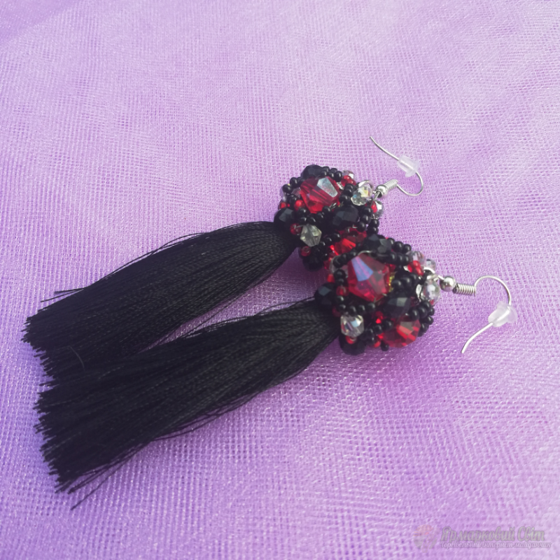 <div style=margin-left:10px><h1>Серьги-кисточки ручной работы</h1><p><a href="/catalog/bijuteriya/">Біжутерія</a> » <a href="/catalog/bijuteriya/sergi/">Сережки</a></p><i class="fa fa-map-marker"></i> Черкасская область, Черкассы<br /><br /><div class="socdata"><script src="//yastatic.net/es5-shims/0.0.2/es5-shims.min.js"></script>
                                            <script src="//yastatic.net/share2/share.js"></script>
                                            <div class="ya-share2" data-services="facebook,gplus,twitter,lj,viber,whatsapp,skype" data-counter=""></div></div>