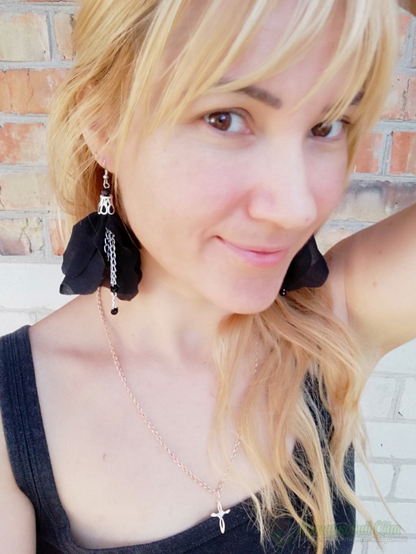 <div style=margin-left:10px><h1>Серьги цветы</h1><p><a href="/catalog/bijuteriya/">Біжутерія</a> » <a href="/catalog/bijuteriya/sergi/">Сережки</a></p><i class="fa fa-map-marker"></i> Черкасская область, Черкассы<br /><br /><div class="socdata"><script src="//yastatic.net/es5-shims/0.0.2/es5-shims.min.js"></script>
                                            <script src="//yastatic.net/share2/share.js"></script>
                                            <div class="ya-share2" data-services="facebook,gplus,twitter,lj,viber,whatsapp,skype" data-counter=""></div></div>