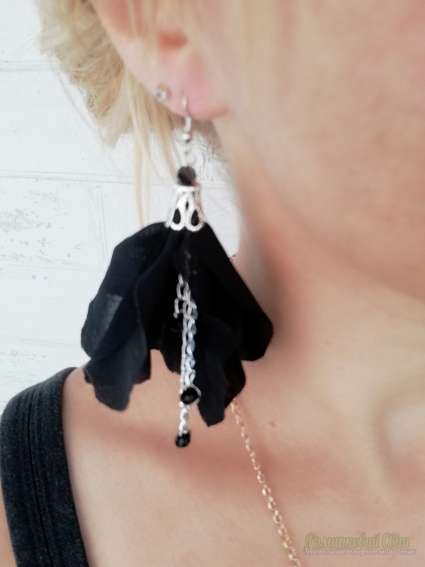 <div style=margin-left:10px><h1>Серьги цветы</h1><p><a href="/catalog/bijuteriya/">Біжутерія</a> » <a href="/catalog/bijuteriya/sergi/">Сережки</a></p><i class="fa fa-map-marker"></i> Черкасская область, Черкассы<br /><br /><div class="socdata"><script src="//yastatic.net/es5-shims/0.0.2/es5-shims.min.js"></script>
                                            <script src="//yastatic.net/share2/share.js"></script>
                                            <div class="ya-share2" data-services="facebook,gplus,twitter,lj,viber,whatsapp,skype" data-counter=""></div></div>