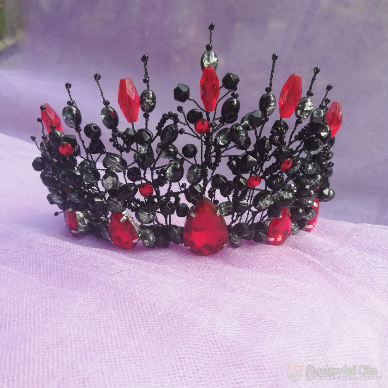 <div style=margin-left:10px><h1>Шикарная черная корона</h1><p><a href="/catalog/aksessuary/">Аксесуари</a> » <a href="/catalog/aksessuary/diademy/">Діадеми</a></p><i class="fa fa-map-marker"></i> Черкасская область, Черкассы<br /><br /><div class="socdata"><script src="//yastatic.net/es5-shims/0.0.2/es5-shims.min.js"></script>
                                            <script src="//yastatic.net/share2/share.js"></script>
                                            <div class="ya-share2" data-services="facebook,gplus,twitter,lj,viber,whatsapp,skype" data-counter=""></div></div>