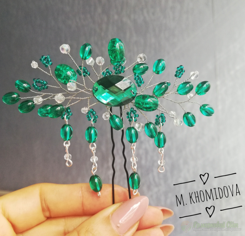 <div style=margin-left:10px><h1>Красивый изумрудный набор сережек и шпильки</h1><p><a href="/catalog/ukrasheniya/">Прикраси</a> » <a href="/catalog/ukrasheniya/aksessuary/">Аксесуари</a></p><i class="fa fa-map-marker"></i> Черкасская область, Черкассы<br /><br /><div class="socdata"><script src="//yastatic.net/es5-shims/0.0.2/es5-shims.min.js"></script>
                                            <script src="//yastatic.net/share2/share.js"></script>
                                            <div class="ya-share2" data-services="facebook,gplus,twitter,lj,viber,whatsapp,skype" data-counter=""></div></div>