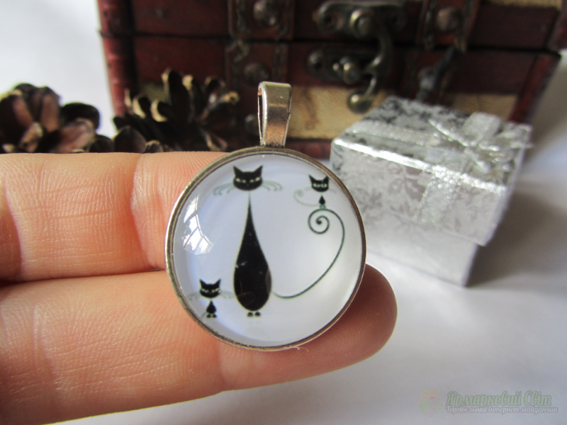 <div style=margin-left:10px><h1>Кулони ручної роботи - Киці</h1><p><a href="/catalog/ukrasheniya/">Прикраси</a> » <a href="/catalog/ukrasheniya/aksessuary/">Аксесуари</a></p><i class="fa fa-map-marker"></i> Киевская область, Киев<br /><br /><div class="socdata"><script src="//yastatic.net/es5-shims/0.0.2/es5-shims.min.js"></script>
                                            <script src="//yastatic.net/share2/share.js"></script>
                                            <div class="ya-share2" data-services="facebook,gplus,twitter,lj,viber,whatsapp,skype" data-counter=""></div></div>