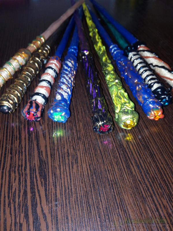 <div style=margin-left:10px><h1>Гарри Поттер. Волшебные палочки </h1><p><a href="/catalog/podarki--suveniry/">Подарунки, сувеніри</a> » <a href="/catalog/podarki--suveniry/suveniry/">Сувеніри</a></p><i class="fa fa-map-marker"></i> Киевская область, Киев<br /><br /><div class="socdata"><script src="//yastatic.net/es5-shims/0.0.2/es5-shims.min.js"></script>
                                            <script src="//yastatic.net/share2/share.js"></script>
                                            <div class="ya-share2" data-services="facebook,gplus,twitter,lj,viber,whatsapp,skype" data-counter=""></div></div>