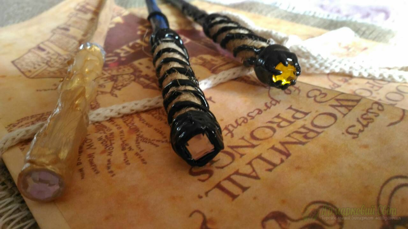 <div style=margin-left:10px><h1>Гарри Поттер. Волшебные палочки </h1><p><a href="/catalog/podarki--suveniry/">Подарунки, сувеніри</a> » <a href="/catalog/podarki--suveniry/suveniry/">Сувеніри</a></p><i class="fa fa-map-marker"></i> Киевская область, Киев<br /><br /><div class="socdata"><script src="//yastatic.net/es5-shims/0.0.2/es5-shims.min.js"></script>
                                            <script src="//yastatic.net/share2/share.js"></script>
                                            <div class="ya-share2" data-services="facebook,gplus,twitter,lj,viber,whatsapp,skype" data-counter=""></div></div>