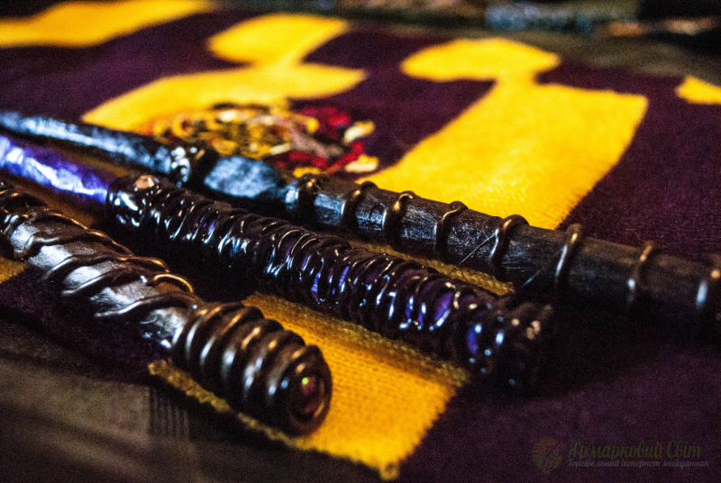 <div style=margin-left:10px><h1>Гарри Поттер. Волшебные палочки </h1><p><a href="/catalog/podarki--suveniry/">Подарунки, сувеніри</a> » <a href="/catalog/podarki--suveniry/suveniry/">Сувеніри</a></p><i class="fa fa-map-marker"></i> Киевская область, Киев<br /><br /><div class="socdata"><script src="//yastatic.net/es5-shims/0.0.2/es5-shims.min.js"></script>
                                            <script src="//yastatic.net/share2/share.js"></script>
                                            <div class="ya-share2" data-services="facebook,gplus,twitter,lj,viber,whatsapp,skype" data-counter=""></div></div>