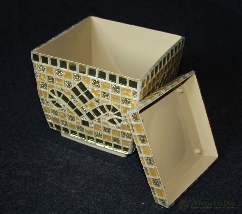 <div style=margin-left:10px><h1>Горшок для цветов (пластик, мозаика "Золотой")</h1><p><a href="/catalog/dekor/">Декор</a> » <a href="/catalog/dekor/drugoe/">Iнше</a></p><i class="fa fa-map-marker"></i> Киевская область, Новые петровцы<br /><br /><div class="socdata"><script src="//yastatic.net/es5-shims/0.0.2/es5-shims.min.js"></script>
                                            <script src="//yastatic.net/share2/share.js"></script>
                                            <div class="ya-share2" data-services="facebook,gplus,twitter,lj,viber,whatsapp,skype" data-counter=""></div></div>