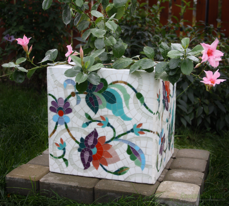 <div style=margin-left:10px><h1>Цветочник (бетон, мозаика)</h1><p><a href="/catalog/dekor/">Декор</a> » <a href="/catalog/dekor/drugoe/">Iнше</a></p><i class="fa fa-map-marker"></i> Киевская область, Новые петровцы<br /><br /><div class="socdata"><script src="//yastatic.net/es5-shims/0.0.2/es5-shims.min.js"></script>
                                            <script src="//yastatic.net/share2/share.js"></script>
                                            <div class="ya-share2" data-services="facebook,gplus,twitter,lj,viber,whatsapp,skype" data-counter=""></div></div>