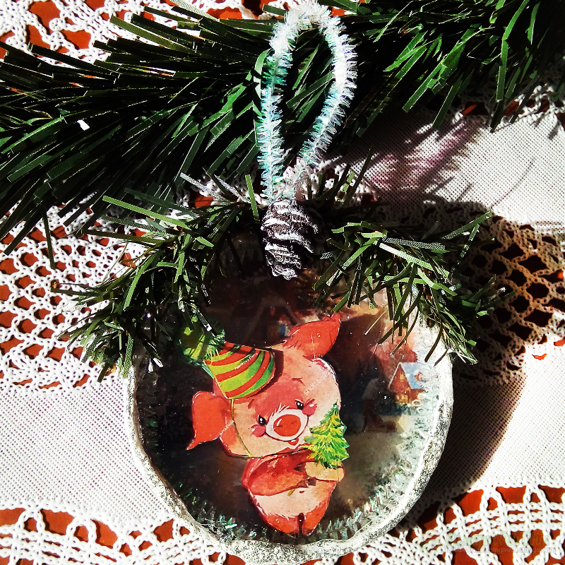 <div style=margin-left:10px><h1>Символ года 2019 Подвеска медальон на елку Подарок на Новый год </h1><p><a href="/catalog/podarki--suveniry/">Подарунки, сувеніри</a> » <a href="/catalog/podarki--suveniry/podarki/">Подарунки</a></p><i class="fa fa-map-marker"></i> Донецкая область, Мариуполь<br /><br /><div class="socdata"><script src="//yastatic.net/es5-shims/0.0.2/es5-shims.min.js"></script>
                                            <script src="//yastatic.net/share2/share.js"></script>
                                            <div class="ya-share2" data-services="facebook,gplus,twitter,lj,viber,whatsapp,skype" data-counter=""></div></div>