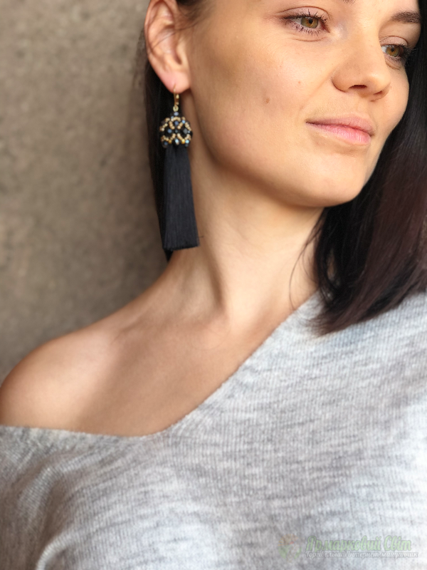 <div style=margin-left:10px><h1>Серьги кисточки. Чёрные шёлковые кисточки. Кисточки с хоусталём </h1><p><a href="/catalog/bijuteriya/">Біжутерія</a> » <a href="/catalog/bijuteriya/sergi/">Сережки</a></p><i class="fa fa-map-marker"></i> Черкасская область, Черкассы<br /><br /><div class="socdata"><script src="//yastatic.net/es5-shims/0.0.2/es5-shims.min.js"></script>
                                            <script src="//yastatic.net/share2/share.js"></script>
                                            <div class="ya-share2" data-services="facebook,gplus,twitter,lj,viber,whatsapp,skype" data-counter=""></div></div>