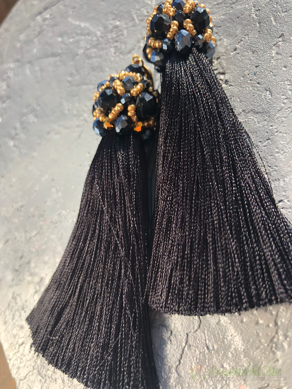 <div style=margin-left:10px><h1>Серьги кисточки. Чёрные шёлковые кисточки. Кисточки с хоусталём </h1><p><a href="/catalog/bijuteriya/">Біжутерія</a> » <a href="/catalog/bijuteriya/sergi/">Сережки</a></p><i class="fa fa-map-marker"></i> Черкасская область, Черкассы<br /><br /><div class="socdata"><script src="//yastatic.net/es5-shims/0.0.2/es5-shims.min.js"></script>
                                            <script src="//yastatic.net/share2/share.js"></script>
                                            <div class="ya-share2" data-services="facebook,gplus,twitter,lj,viber,whatsapp,skype" data-counter=""></div></div>