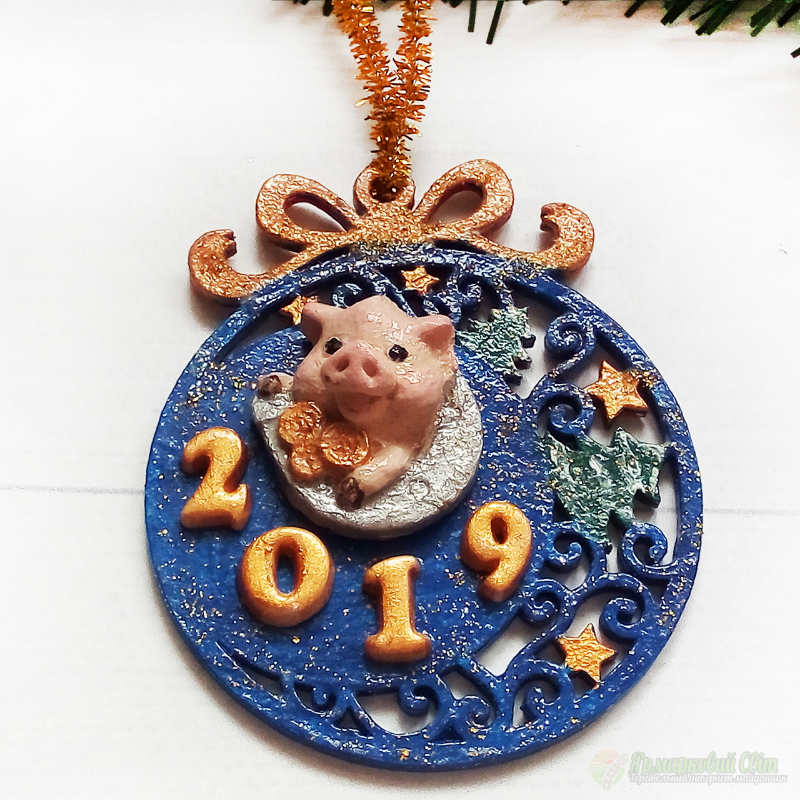 <div style=margin-left:10px><h1>Елочная игрушка – подвеска «Новогодний шар с символом 2019 года»  Новогодний декор ручной работы</h1><p><a href="/catalog/podarki--suveniry/">Подарунки, сувеніри</a> » <a href="/catalog/podarki--suveniry/podarki/">Подарунки</a></p><i class="fa fa-map-marker"></i> Донецкая область, Мариуполь<br /><br /><div class="socdata"><script src="//yastatic.net/es5-shims/0.0.2/es5-shims.min.js"></script>
                                            <script src="//yastatic.net/share2/share.js"></script>
                                            <div class="ya-share2" data-services="facebook,gplus,twitter,lj,viber,whatsapp,skype" data-counter=""></div></div>