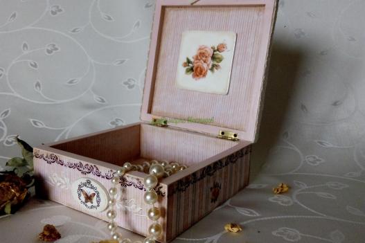 <div style=margin-left:10px><h1>шкатулки  в технике декупаж</h1><p><a href="/catalog/ukrasheniya/">Прикраси</a> » <a href="/catalog/ukrasheniya/podarki/">Подарунки</a></p><i class="fa fa-map-marker"></i> Ровенская область, Здолбунов<br /><br /><div class="socdata"><script src="//yastatic.net/es5-shims/0.0.2/es5-shims.min.js"></script>
                                            <script src="//yastatic.net/share2/share.js"></script>
                                            <div class="ya-share2" data-services="facebook,gplus,twitter,lj,viber,whatsapp,skype" data-counter=""></div></div>