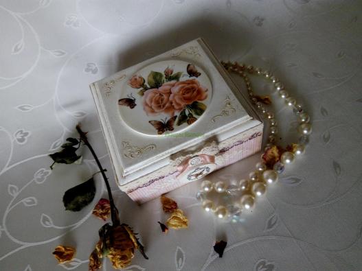 <div style=margin-left:10px><h1>шкатулки  в технике декупаж</h1><p><a href="/catalog/ukrasheniya/">Прикраси</a> » <a href="/catalog/ukrasheniya/podarki/">Подарунки</a></p><i class="fa fa-map-marker"></i> Ровенская область, Здолбунов<br /><br /><div class="socdata"><script src="//yastatic.net/es5-shims/0.0.2/es5-shims.min.js"></script>
                                            <script src="//yastatic.net/share2/share.js"></script>
                                            <div class="ya-share2" data-services="facebook,gplus,twitter,lj,viber,whatsapp,skype" data-counter=""></div></div>