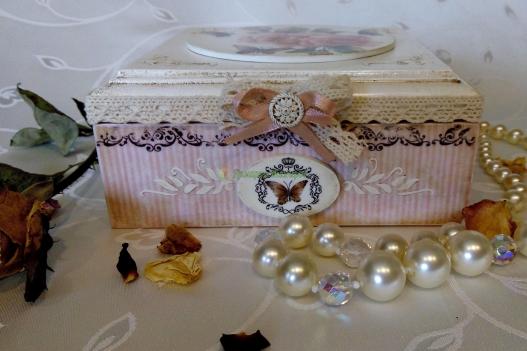 <div style=margin-left:10px><h1>шкатулки  в технике декупаж</h1><p><a href="/catalog/ukrasheniya/">Прикраси</a> » <a href="/catalog/ukrasheniya/podarki/">Подарунки</a></p><i class="fa fa-map-marker"></i> Ровенская область, Здолбунов<br /><br /><div class="socdata"><script src="//yastatic.net/es5-shims/0.0.2/es5-shims.min.js"></script>
                                            <script src="//yastatic.net/share2/share.js"></script>
                                            <div class="ya-share2" data-services="facebook,gplus,twitter,lj,viber,whatsapp,skype" data-counter=""></div></div>