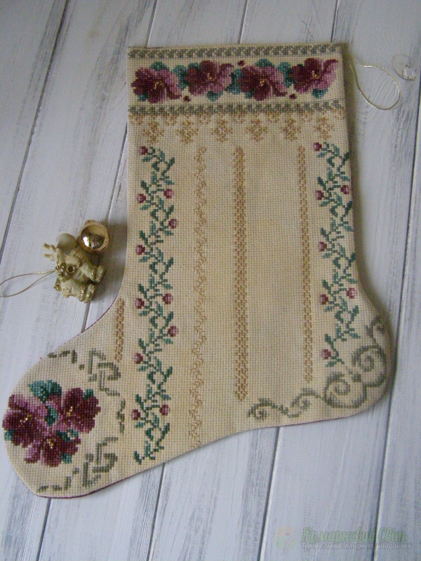 <div style=margin-left:10px><h1>Вышитые новогодние сапожки.</h1><p><a href="/catalog/ukrasheniya/">Прикраси</a> » <a href="/catalog/ukrasheniya/podarki/">Подарунки</a></p><i class="fa fa-map-marker"></i> Киевская область, Киев<br /><br /><div class="socdata"><script src="//yastatic.net/es5-shims/0.0.2/es5-shims.min.js"></script>
                                            <script src="//yastatic.net/share2/share.js"></script>
                                            <div class="ya-share2" data-services="facebook,gplus,twitter,lj,viber,whatsapp,skype" data-counter=""></div></div>