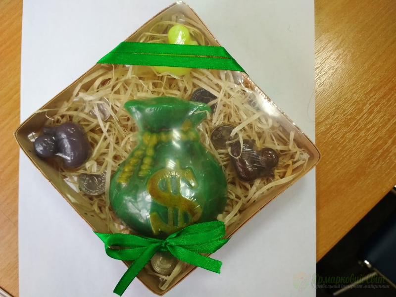 <div style=margin-left:10px><h1>Мыло ручной работы. Подарочные комплекты</h1><p><a href="/catalog/kosmetika/">Косметика</a> » <a href="/catalog/kosmetika/dlya-tela/">Для тіла
</a></p><i class="fa fa-map-marker"></i> Киевская область, Киев<br /><br /><div class="socdata"><script src="//yastatic.net/es5-shims/0.0.2/es5-shims.min.js"></script>
                                            <script src="//yastatic.net/share2/share.js"></script>
                                            <div class="ya-share2" data-services="facebook,gplus,twitter,lj,viber,whatsapp,skype" data-counter=""></div></div>