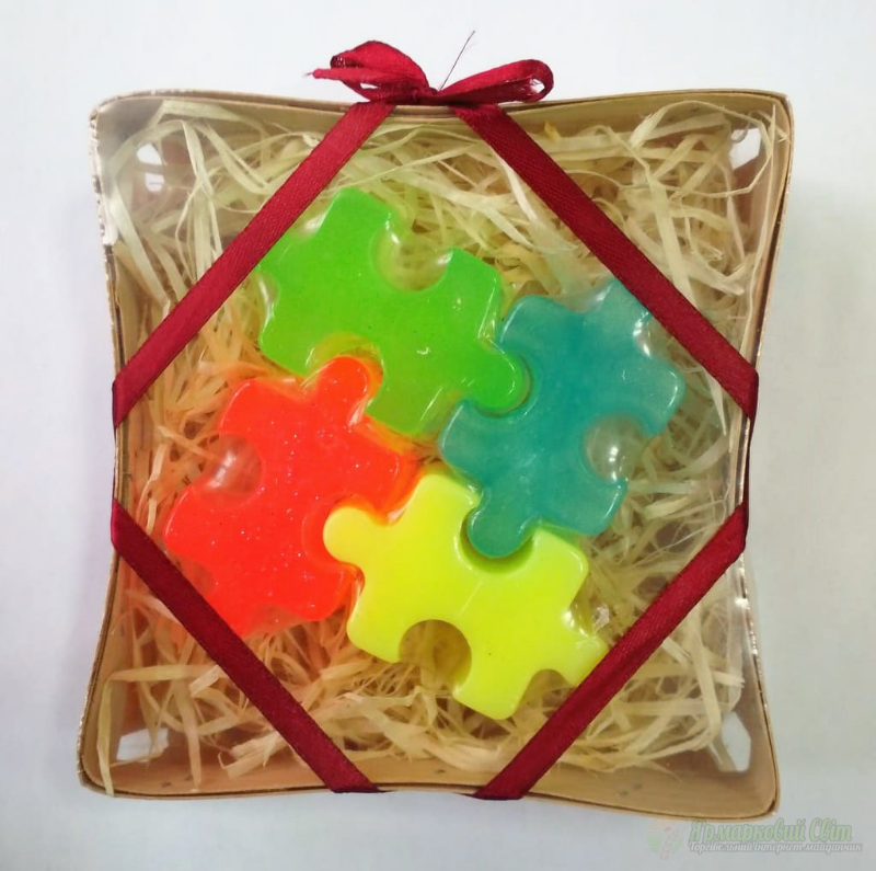 <div style=margin-left:10px><h1>Мыло ручной работы. Подарочные комплекты</h1><p><a href="/catalog/kosmetika/">Косметика</a> » <a href="/catalog/kosmetika/dlya-tela/">Для тіла
</a></p><i class="fa fa-map-marker"></i> Киевская область, Киев<br /><br /><div class="socdata"><script src="//yastatic.net/es5-shims/0.0.2/es5-shims.min.js"></script>
                                            <script src="//yastatic.net/share2/share.js"></script>
                                            <div class="ya-share2" data-services="facebook,gplus,twitter,lj,viber,whatsapp,skype" data-counter=""></div></div>