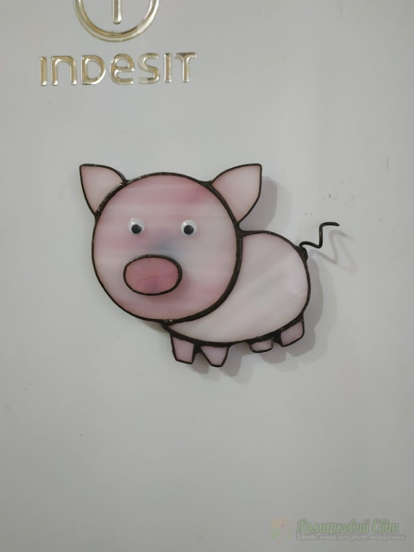 <div style=margin-left:10px><h1>Магнит Свинка из стекла. Символ 2019 года.</h1><p><a href="/catalog/podarki--suveniry/">Подарунки, сувеніри</a> » <a href="/catalog/podarki--suveniry/suveniry/">Сувеніри</a></p><i class="fa fa-map-marker"></i> Закарпатская область, Мукачево<br /><br /><div class="socdata"><script src="//yastatic.net/es5-shims/0.0.2/es5-shims.min.js"></script>
                                            <script src="//yastatic.net/share2/share.js"></script>
                                            <div class="ya-share2" data-services="facebook,gplus,twitter,lj,viber,whatsapp,skype" data-counter=""></div></div>