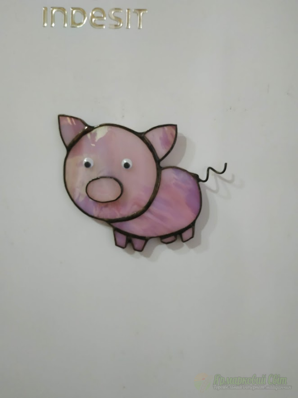 <div style=margin-left:10px><h1>Магнит Свинка из стекла. Символ 2019 года.</h1><p><a href="/catalog/podarki--suveniry/">Подарунки, сувеніри</a> » <a href="/catalog/podarki--suveniry/suveniry/">Сувеніри</a></p><i class="fa fa-map-marker"></i> Закарпатская область, Мукачево<br /><br /><div class="socdata"><script src="//yastatic.net/es5-shims/0.0.2/es5-shims.min.js"></script>
                                            <script src="//yastatic.net/share2/share.js"></script>
                                            <div class="ya-share2" data-services="facebook,gplus,twitter,lj,viber,whatsapp,skype" data-counter=""></div></div>