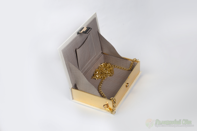 <div style=margin-left:10px><h1>клатч-книга</h1><p><a href="/catalog/ukrasheniya/">Прикраси</a> » <a href="/catalog/ukrasheniya/aksessuary/">Аксесуари</a></p><i class="fa fa-map-marker"></i> Одесская область, Одесса<br /><br /><div class="socdata"><script src="//yastatic.net/es5-shims/0.0.2/es5-shims.min.js"></script>
                                            <script src="//yastatic.net/share2/share.js"></script>
                                            <div class="ya-share2" data-services="facebook,gplus,twitter,lj,viber,whatsapp,skype" data-counter=""></div></div>