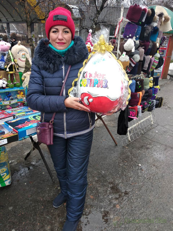 <div style=margin-left:10px><h1>Киндер гигант</h1><p><a href="/catalog/ukrasheniya/">Прикраси</a> » <a href="/catalog/ukrasheniya/podarki/">Подарунки</a></p><i class="fa fa-map-marker"></i> Полтавская область, Полтава<br /><br /><div class="socdata"><script src="//yastatic.net/es5-shims/0.0.2/es5-shims.min.js"></script>
                                            <script src="//yastatic.net/share2/share.js"></script>
                                            <div class="ya-share2" data-services="facebook,gplus,twitter,lj,viber,whatsapp,skype" data-counter=""></div></div>