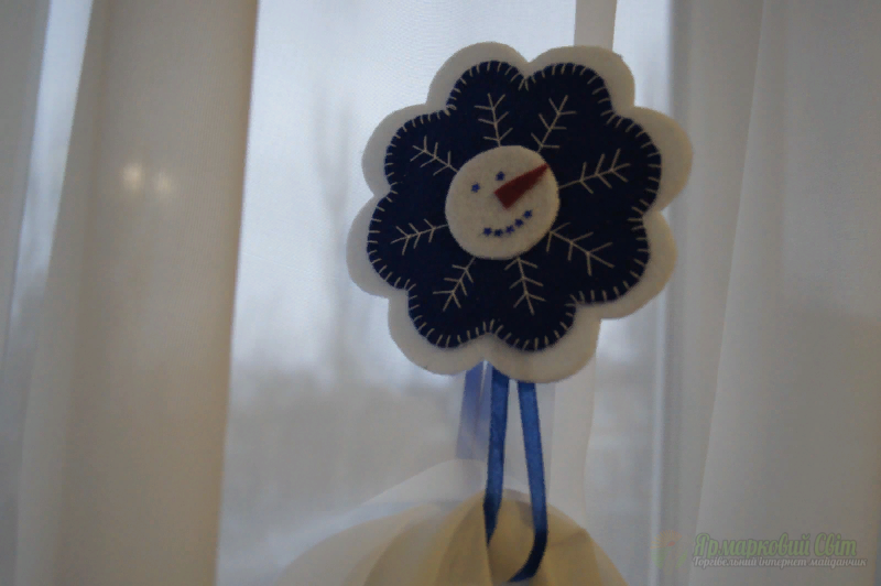 <div style=margin-left:10px><h1>снежинки из фетра</h1><p><a href="/catalog/ukrasheniya/">Прикраси</a> » <a href="/catalog/ukrasheniya/podarki/">Подарунки</a></p><i class="fa fa-map-marker"></i> Запорожская область, Запорожье<br /><br /><div class="socdata"><script src="//yastatic.net/es5-shims/0.0.2/es5-shims.min.js"></script>
                                            <script src="//yastatic.net/share2/share.js"></script>
                                            <div class="ya-share2" data-services="facebook,gplus,twitter,lj,viber,whatsapp,skype" data-counter=""></div></div>