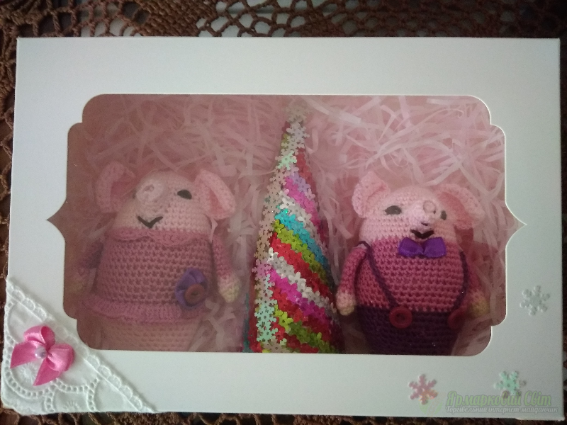 <div style=margin-left:10px><h1>Набор подарочный "Поросята"</h1><p><a href="/catalog/podarki--suveniry/">Подарунки, сувеніри</a> » <a href="/catalog/podarki--suveniry/igrushki/">Iграшки</a></p><i class="fa fa-map-marker"></i> Херсонская область, Скадовск<br /><br /><div class="socdata"><script src="//yastatic.net/es5-shims/0.0.2/es5-shims.min.js"></script>
                                            <script src="//yastatic.net/share2/share.js"></script>
                                            <div class="ya-share2" data-services="facebook,gplus,twitter,lj,viber,whatsapp,skype" data-counter=""></div></div>