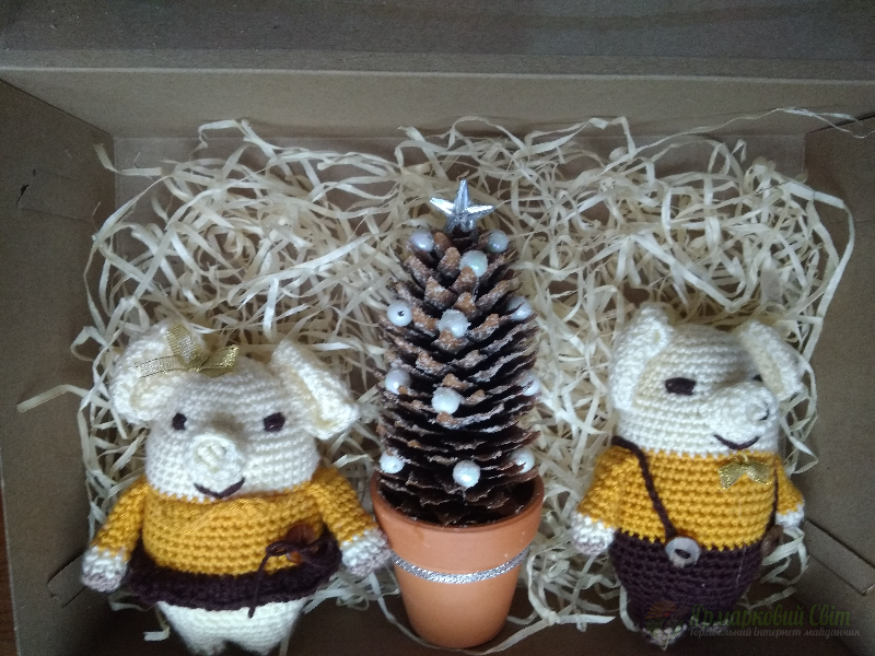 <div style=margin-left:10px><h1>Набор подарочный "Поросята"</h1><p><a href="/catalog/podarki--suveniry/">Подарунки, сувеніри</a> » <a href="/catalog/podarki--suveniry/igrushki/">Iграшки</a></p><i class="fa fa-map-marker"></i> Херсонская область, Скадовск<br /><br /><div class="socdata"><script src="//yastatic.net/es5-shims/0.0.2/es5-shims.min.js"></script>
                                            <script src="//yastatic.net/share2/share.js"></script>
                                            <div class="ya-share2" data-services="facebook,gplus,twitter,lj,viber,whatsapp,skype" data-counter=""></div></div>