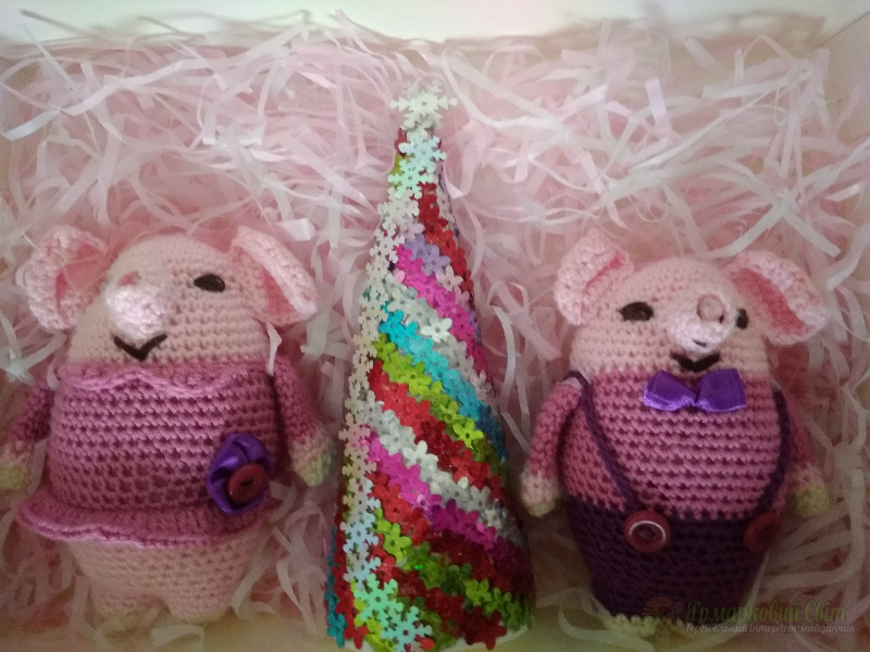 <div style=margin-left:10px><h1>Набор подарочный "Поросята"</h1><p><a href="/catalog/podarki--suveniry/">Подарунки, сувеніри</a> » <a href="/catalog/podarki--suveniry/igrushki/">Iграшки</a></p><i class="fa fa-map-marker"></i> Херсонская область, Скадовск<br /><br /><div class="socdata"><script src="//yastatic.net/es5-shims/0.0.2/es5-shims.min.js"></script>
                                            <script src="//yastatic.net/share2/share.js"></script>
                                            <div class="ya-share2" data-services="facebook,gplus,twitter,lj,viber,whatsapp,skype" data-counter=""></div></div>