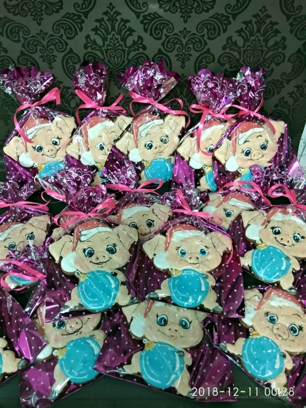 <div style=margin-left:10px><h1>Пряничные  изделия на любые праздники в наличии и под заказ от 3 дней</h1><p><a href="/catalog/podarki--suveniry/">Подарунки, сувеніри</a> » <a href="/catalog/podarki--suveniry/suveniry/">Сувеніри</a></p><i class="fa fa-map-marker"></i> Донецкая область, Мариуполь<br /><br /><div class="socdata"><script src="//yastatic.net/es5-shims/0.0.2/es5-shims.min.js"></script>
                                            <script src="//yastatic.net/share2/share.js"></script>
                                            <div class="ya-share2" data-services="facebook,gplus,twitter,lj,viber,whatsapp,skype" data-counter=""></div></div>