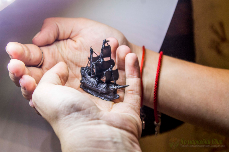 <div style=margin-left:10px><h1>Черная жемчужина</h1><p><a href="/catalog/podarki--suveniry/">Подарунки, сувеніри</a> » <a href="/catalog/podarki--suveniry/suveniry/">Сувеніри</a></p><i class="fa fa-map-marker"></i> Днепропетровская область, Днепропетровск<br /><br /><div class="socdata"><script src="//yastatic.net/es5-shims/0.0.2/es5-shims.min.js"></script>
                                            <script src="//yastatic.net/share2/share.js"></script>
                                            <div class="ya-share2" data-services="facebook,gplus,twitter,lj,viber,whatsapp,skype" data-counter=""></div></div>