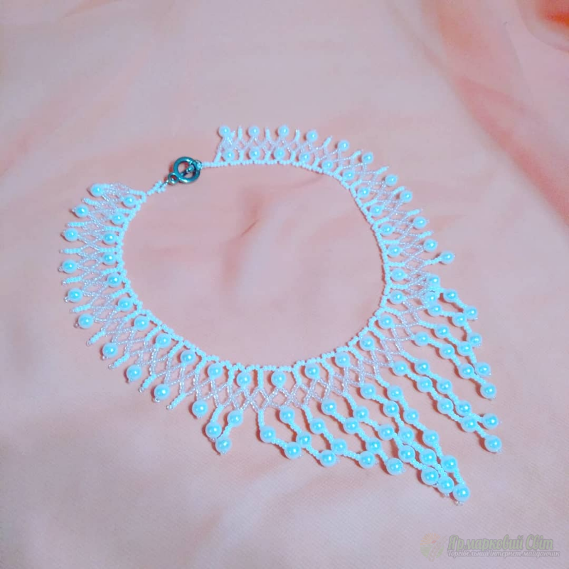 <div style=margin-left:10px><h1>Кольє "Сніжний"</h1><p><a href="/catalog/bijuteriya/">Біжутерія</a> » <a href="/catalog/bijuteriya/kole--ojerele/">Кольє, намисто</a></p><i class="fa fa-map-marker"></i> Киевская область, Гнидын<br /><br /><div class="socdata"><script src="//yastatic.net/es5-shims/0.0.2/es5-shims.min.js"></script>
                                            <script src="//yastatic.net/share2/share.js"></script>
                                            <div class="ya-share2" data-services="facebook,gplus,twitter,lj,viber,whatsapp,skype" data-counter=""></div></div>