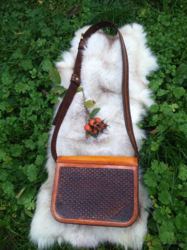 <div style=margin-left:10px><h1>Сумка кожаная.Тиснение в стиле "Шеридан"</h1><p><a href="/catalog/ukrasheniya/">Прикраси</a> » <a href="/catalog/ukrasheniya/aksessuary/">Аксесуари</a></p><i class="fa fa-map-marker"></i> Киевская область, Ирпень<br /><br /><div class="socdata"><script src="//yastatic.net/es5-shims/0.0.2/es5-shims.min.js"></script>
                                            <script src="//yastatic.net/share2/share.js"></script>
                                            <div class="ya-share2" data-services="facebook,gplus,twitter,lj,viber,whatsapp,skype" data-counter=""></div></div>