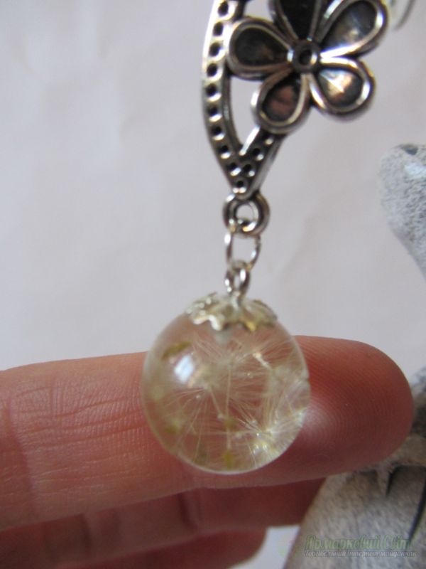 <div style=margin-left:10px><h1>Кулон з парашутиків кульбаби</h1><p><a href="/catalog/ukrasheniya/">Прикраси</a> » <a href="/catalog/ukrasheniya/aksessuary/">Аксесуари</a></p><i class="fa fa-map-marker"></i> Киевская область, Киев<br /><br /><div class="socdata"><script src="//yastatic.net/es5-shims/0.0.2/es5-shims.min.js"></script>
                                            <script src="//yastatic.net/share2/share.js"></script>
                                            <div class="ya-share2" data-services="facebook,gplus,twitter,lj,viber,whatsapp,skype" data-counter=""></div></div>