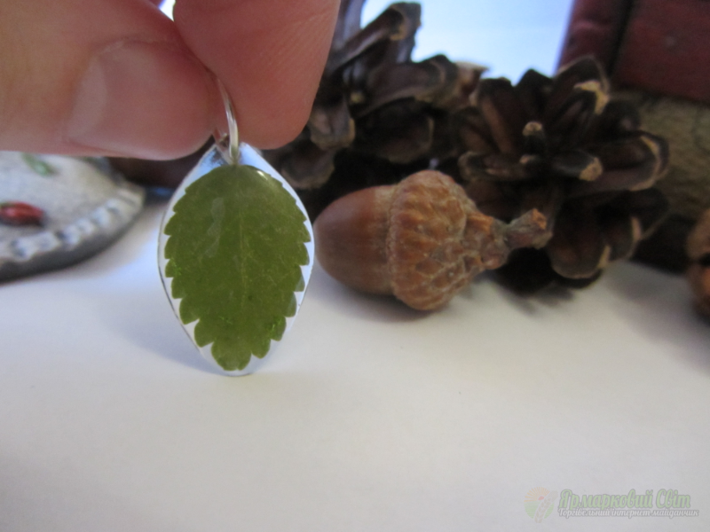 <div style=margin-left:10px><h1>кулон з ювелірної смоли - Листочок</h1><p><a href="/catalog/ukrasheniya/">Прикраси</a> » <a href="/catalog/ukrasheniya/aksessuary/">Аксесуари</a></p><i class="fa fa-map-marker"></i> Киевская область, Киев<br /><br /><div class="socdata"><script src="//yastatic.net/es5-shims/0.0.2/es5-shims.min.js"></script>
                                            <script src="//yastatic.net/share2/share.js"></script>
                                            <div class="ya-share2" data-services="facebook,gplus,twitter,lj,viber,whatsapp,skype" data-counter=""></div></div>