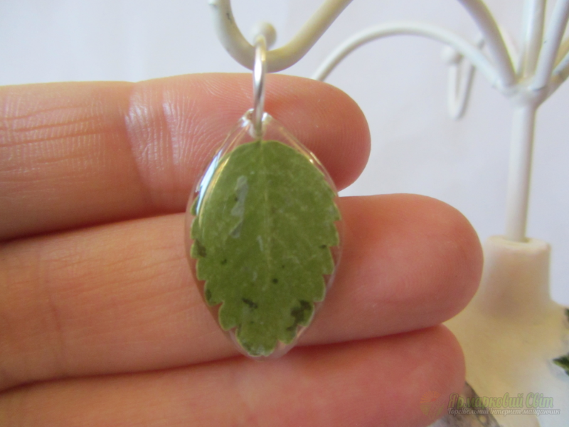 <div style=margin-left:10px><h1>кулон з ювелірної смоли - Листочок</h1><p><a href="/catalog/ukrasheniya/">Прикраси</a> » <a href="/catalog/ukrasheniya/aksessuary/">Аксесуари</a></p><i class="fa fa-map-marker"></i> Киевская область, Киев<br /><br /><div class="socdata"><script src="//yastatic.net/es5-shims/0.0.2/es5-shims.min.js"></script>
                                            <script src="//yastatic.net/share2/share.js"></script>
                                            <div class="ya-share2" data-services="facebook,gplus,twitter,lj,viber,whatsapp,skype" data-counter=""></div></div>