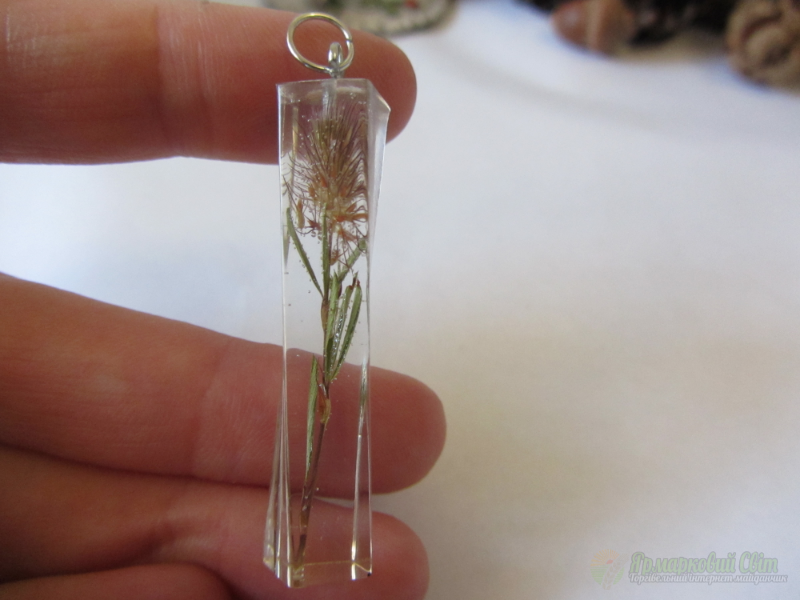 <div style=margin-left:10px><h1>Кулон з епоксидної смоли з сухими квітами</h1><p><a href="/catalog/ukrasheniya/">Прикраси</a> » <a href="/catalog/ukrasheniya/aksessuary/">Аксесуари</a></p><i class="fa fa-map-marker"></i> Киевская область, Киев<br /><br /><div class="socdata"><script src="//yastatic.net/es5-shims/0.0.2/es5-shims.min.js"></script>
                                            <script src="//yastatic.net/share2/share.js"></script>
                                            <div class="ya-share2" data-services="facebook,gplus,twitter,lj,viber,whatsapp,skype" data-counter=""></div></div>