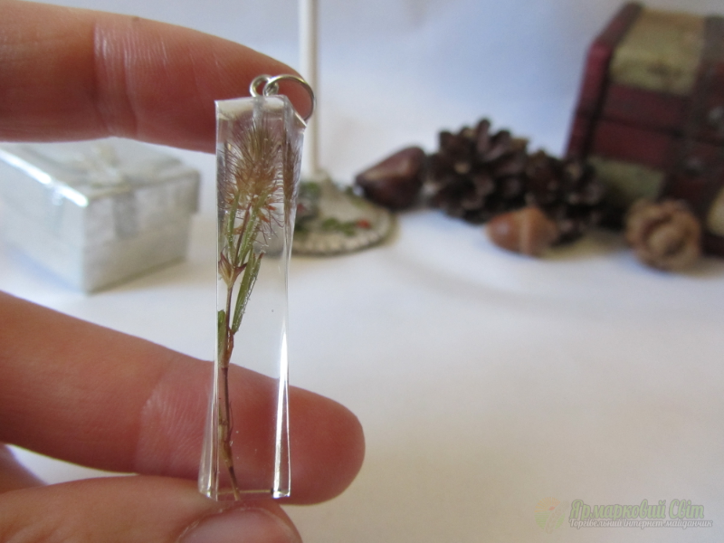 <div style=margin-left:10px><h1>Кулон з епоксидної смоли з сухими квітами</h1><p><a href="/catalog/ukrasheniya/">Прикраси</a> » <a href="/catalog/ukrasheniya/aksessuary/">Аксесуари</a></p><i class="fa fa-map-marker"></i> Киевская область, Киев<br /><br /><div class="socdata"><script src="//yastatic.net/es5-shims/0.0.2/es5-shims.min.js"></script>
                                            <script src="//yastatic.net/share2/share.js"></script>
                                            <div class="ya-share2" data-services="facebook,gplus,twitter,lj,viber,whatsapp,skype" data-counter=""></div></div>