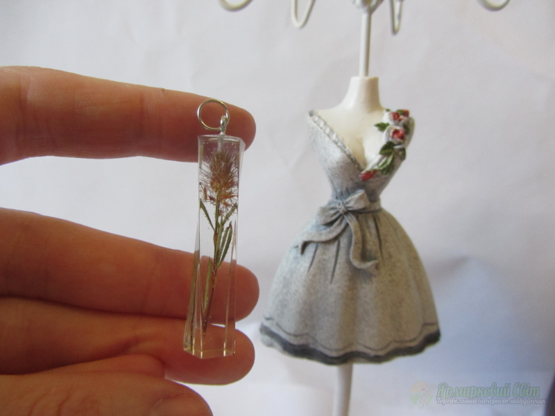 <div style=margin-left:10px><h1>Кулон з епоксидної смоли з сухими квітами</h1><p><a href="/catalog/ukrasheniya/">Прикраси</a> » <a href="/catalog/ukrasheniya/aksessuary/">Аксесуари</a></p><i class="fa fa-map-marker"></i> Киевская область, Киев<br /><br /><div class="socdata"><script src="//yastatic.net/es5-shims/0.0.2/es5-shims.min.js"></script>
                                            <script src="//yastatic.net/share2/share.js"></script>
                                            <div class="ya-share2" data-services="facebook,gplus,twitter,lj,viber,whatsapp,skype" data-counter=""></div></div>