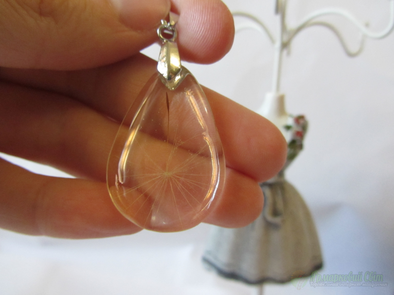 <div style=margin-left:10px><h1>кулон з парашутиком кульбаби</h1><p><a href="/catalog/ukrasheniya/">Прикраси</a> » <a href="/catalog/ukrasheniya/aksessuary/">Аксесуари</a></p><i class="fa fa-map-marker"></i> Киевская область, Киев<br /><br /><div class="socdata"><script src="//yastatic.net/es5-shims/0.0.2/es5-shims.min.js"></script>
                                            <script src="//yastatic.net/share2/share.js"></script>
                                            <div class="ya-share2" data-services="facebook,gplus,twitter,lj,viber,whatsapp,skype" data-counter=""></div></div>