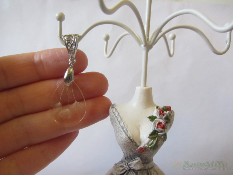 <div style=margin-left:10px><h1>кулон з парашутиком кульбаби</h1><p><a href="/catalog/ukrasheniya/">Прикраси</a> » <a href="/catalog/ukrasheniya/aksessuary/">Аксесуари</a></p><i class="fa fa-map-marker"></i> Киевская область, Киев<br /><br /><div class="socdata"><script src="//yastatic.net/es5-shims/0.0.2/es5-shims.min.js"></script>
                                            <script src="//yastatic.net/share2/share.js"></script>
                                            <div class="ya-share2" data-services="facebook,gplus,twitter,lj,viber,whatsapp,skype" data-counter=""></div></div>