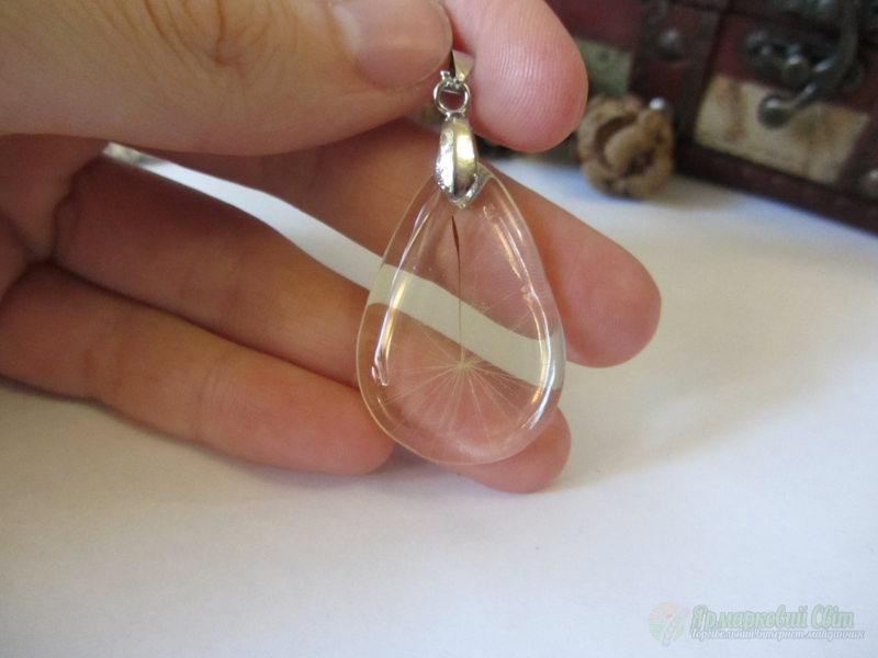 <div style=margin-left:10px><h1>кулон з парашутиком кульбаби</h1><p><a href="/catalog/ukrasheniya/">Прикраси</a> » <a href="/catalog/ukrasheniya/aksessuary/">Аксесуари</a></p><i class="fa fa-map-marker"></i> Киевская область, Киев<br /><br /><div class="socdata"><script src="//yastatic.net/es5-shims/0.0.2/es5-shims.min.js"></script>
                                            <script src="//yastatic.net/share2/share.js"></script>
                                            <div class="ya-share2" data-services="facebook,gplus,twitter,lj,viber,whatsapp,skype" data-counter=""></div></div>