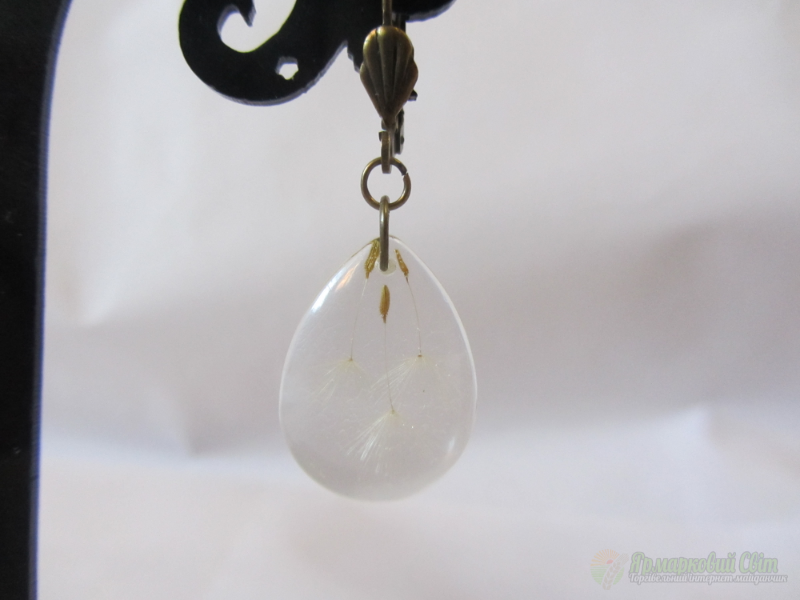 <div style=margin-left:10px><h1>Сережки з парашутиками кульбаби</h1><p><a href="/catalog/ukrasheniya/">Прикраси</a> » <a href="/catalog/ukrasheniya/aksessuary/">Аксесуари</a></p><i class="fa fa-map-marker"></i> Киевская область, Киев<br /><br /><div class="socdata"><script src="//yastatic.net/es5-shims/0.0.2/es5-shims.min.js"></script>
                                            <script src="//yastatic.net/share2/share.js"></script>
                                            <div class="ya-share2" data-services="facebook,gplus,twitter,lj,viber,whatsapp,skype" data-counter=""></div></div>