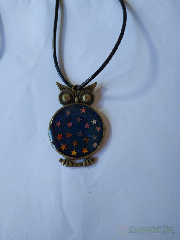 <div style=margin-left:10px><h1>Кулон из ювелирной смолы Сова.</h1><p><a href="/catalog/ukrasheniya/">Прикраси</a> » <a href="/catalog/ukrasheniya/aksessuary/">Аксесуари</a></p><i class="fa fa-map-marker"></i> Закарпатская область, Мукачево<br /><br /><div class="socdata"><script src="//yastatic.net/es5-shims/0.0.2/es5-shims.min.js"></script>
                                            <script src="//yastatic.net/share2/share.js"></script>
                                            <div class="ya-share2" data-services="facebook,gplus,twitter,lj,viber,whatsapp,skype" data-counter=""></div></div>