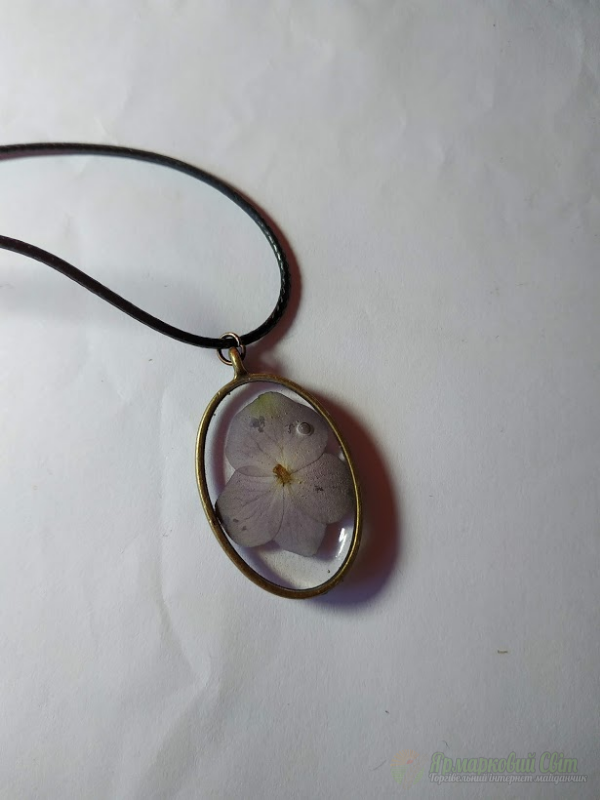 <div style=margin-left:10px><h1>Кулон из эпоксидной смолы с гортензией</h1><p><a href="/catalog/bijuteriya/">Біжутерія</a> » <a href="/catalog/bijuteriya/kulony/">Кулони</a></p><i class="fa fa-map-marker"></i> Закарпатская область, Мукачево<br /><br /><div class="socdata"><script src="//yastatic.net/es5-shims/0.0.2/es5-shims.min.js"></script>
                                            <script src="//yastatic.net/share2/share.js"></script>
                                            <div class="ya-share2" data-services="facebook,gplus,twitter,lj,viber,whatsapp,skype" data-counter=""></div></div>