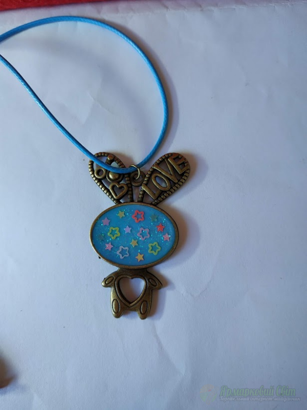 <div style=margin-left:10px><h1>Кулон из эпоксидной смолы</h1><p><a href="/catalog/bijuteriya/">Біжутерія</a> » <a href="/catalog/bijuteriya/kulony/">Кулони</a></p><i class="fa fa-map-marker"></i> Закарпатская область, Мукачево<br /><br /><div class="socdata"><script src="//yastatic.net/es5-shims/0.0.2/es5-shims.min.js"></script>
                                            <script src="//yastatic.net/share2/share.js"></script>
                                            <div class="ya-share2" data-services="facebook,gplus,twitter,lj,viber,whatsapp,skype" data-counter=""></div></div>