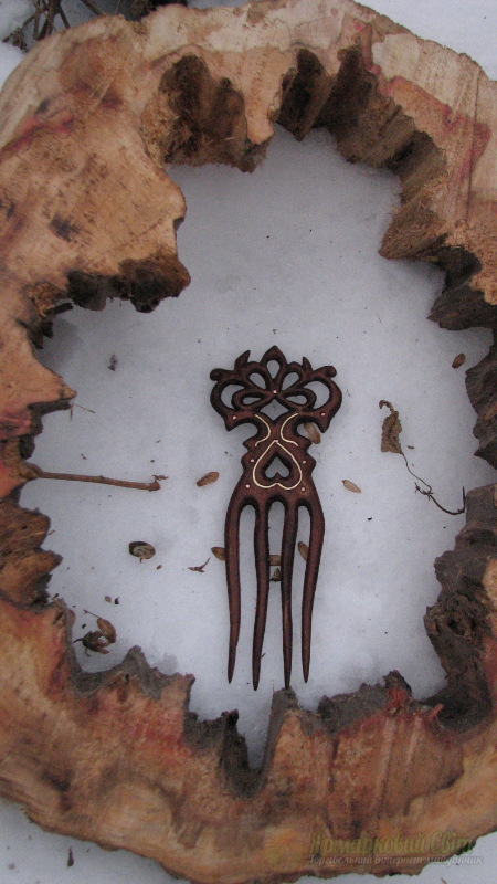 <div style=margin-left:10px><h1>Деревянный гребень "Венец любви" из красного дерева инкрустированный мельхиором.</h1><p><a href="/catalog/aksessuary/">Аксесуари</a> » <a href="/catalog/aksessuary/zakolki--zajimy/">Шпильки, затискачі</a></p><i class="fa fa-map-marker"></i> Киевская область, Киев<br /><br /><div class="socdata"><script src="//yastatic.net/es5-shims/0.0.2/es5-shims.min.js"></script>
                                            <script src="//yastatic.net/share2/share.js"></script>
                                            <div class="ya-share2" data-services="facebook,gplus,twitter,lj,viber,whatsapp,skype" data-counter=""></div></div>