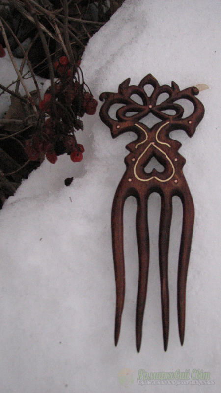 <div style=margin-left:10px><h1>Деревянный гребень "Венец любви" из красного дерева инкрустированный мельхиором.</h1><p><a href="/catalog/aksessuary/">Аксесуари</a> » <a href="/catalog/aksessuary/zakolki--zajimy/">Шпильки, затискачі</a></p><i class="fa fa-map-marker"></i> Киевская область, Киев<br /><br /><div class="socdata"><script src="//yastatic.net/es5-shims/0.0.2/es5-shims.min.js"></script>
                                            <script src="//yastatic.net/share2/share.js"></script>
                                            <div class="ya-share2" data-services="facebook,gplus,twitter,lj,viber,whatsapp,skype" data-counter=""></div></div>