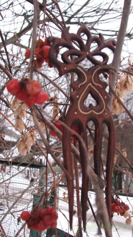 <div style=margin-left:10px><h1>Деревянный гребень "Венец любви" из красного дерева инкрустированный мельхиором.</h1><p><a href="/catalog/aksessuary/">Аксесуари</a> » <a href="/catalog/aksessuary/zakolki--zajimy/">Шпильки, затискачі</a></p><i class="fa fa-map-marker"></i> Киевская область, Киев<br /><br /><div class="socdata"><script src="//yastatic.net/es5-shims/0.0.2/es5-shims.min.js"></script>
                                            <script src="//yastatic.net/share2/share.js"></script>
                                            <div class="ya-share2" data-services="facebook,gplus,twitter,lj,viber,whatsapp,skype" data-counter=""></div></div>