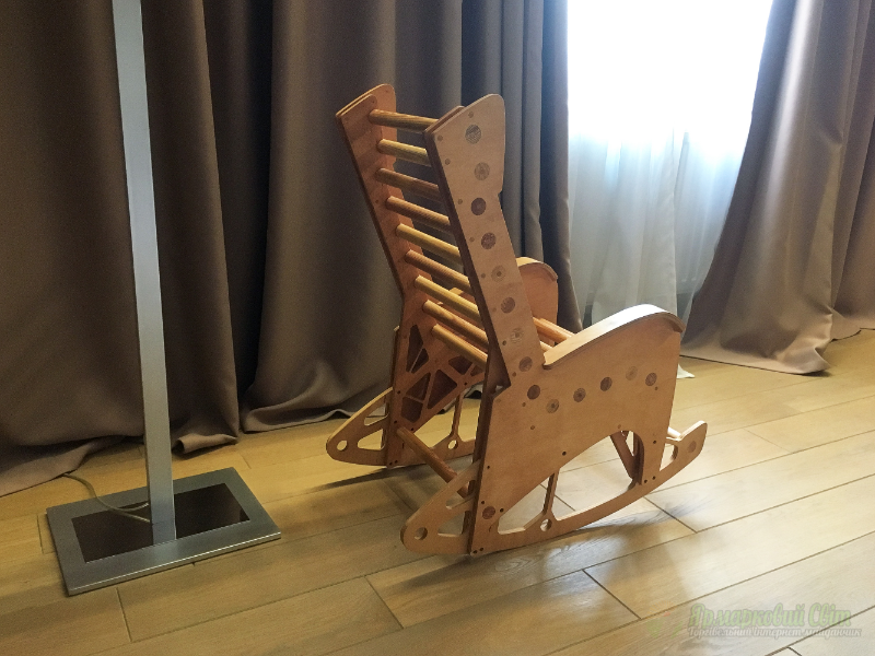 <div style=margin-left:10px><h1>детское кресло-качалка Balanced от #Tshaped</h1><p><a href="/catalog/dekor/">Декор</a> » <a href="/catalog/dekor/mebel/">Меблі</a></p><i class="fa fa-map-marker"></i> Киевская область, Киев<br /><br /><div class="socdata"><script src="//yastatic.net/es5-shims/0.0.2/es5-shims.min.js"></script>
                                            <script src="//yastatic.net/share2/share.js"></script>
                                            <div class="ya-share2" data-services="facebook,gplus,twitter,lj,viber,whatsapp,skype" data-counter=""></div></div>